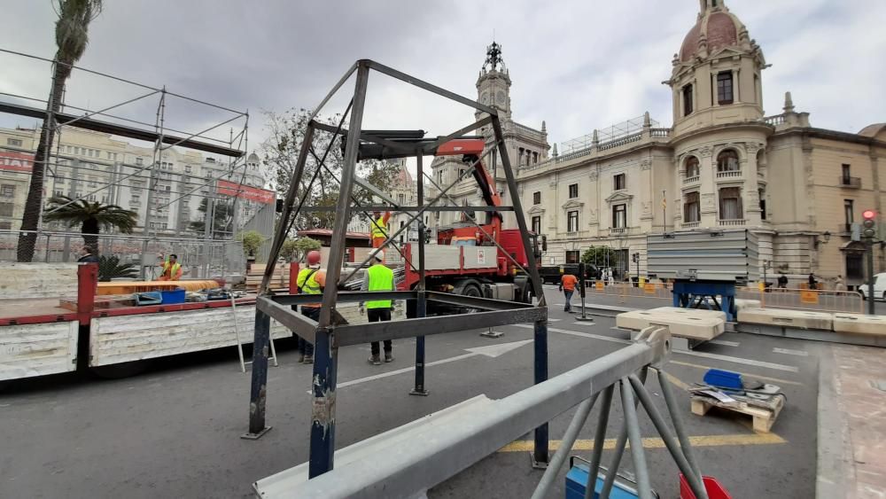 La falla municipal es la primera en salir a la calle. En el centro, el esqueleto que albergará el mecanismo que la hará rotar