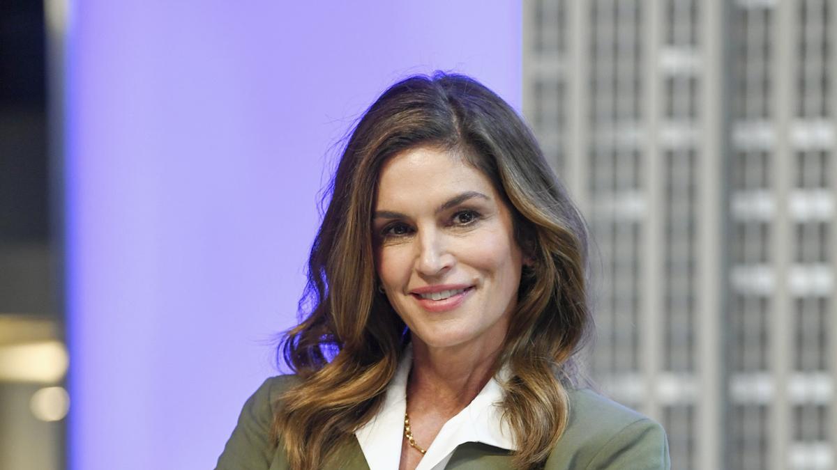 Cindy Crawford y el vestido lencero de Desigual más original que tendrás en tu armario