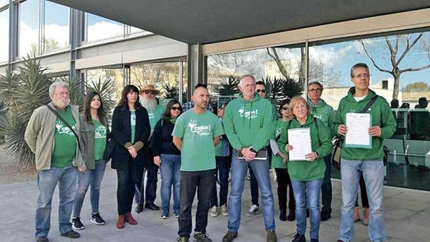 Miembros de la Assemblea de Docents tras interponer la denuncia en Trabajo.