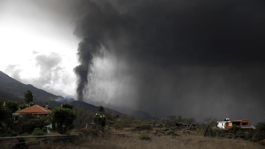 Las cenizas volcánicas invaden las calles de La Palma y retrasan los vuelos