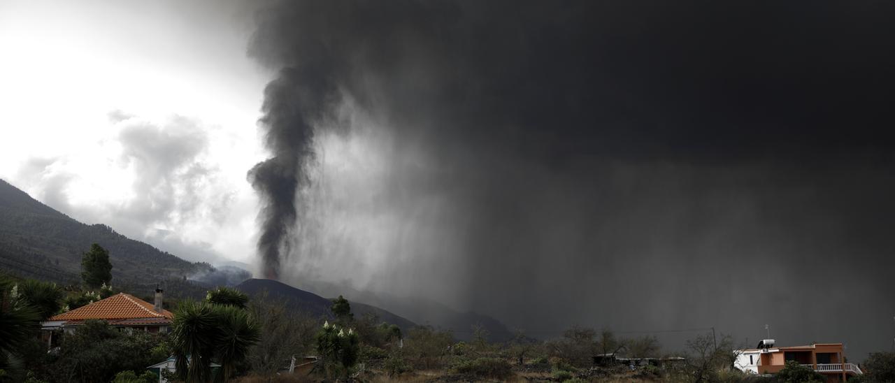 La nube de ceniza y dióxido de azufre que expulsa el volcán de La Palma