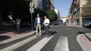Infraestructuras coloca asfalto impreso y hace 23 nuevos aparcamientos en la remodelación de la calle Golondrina