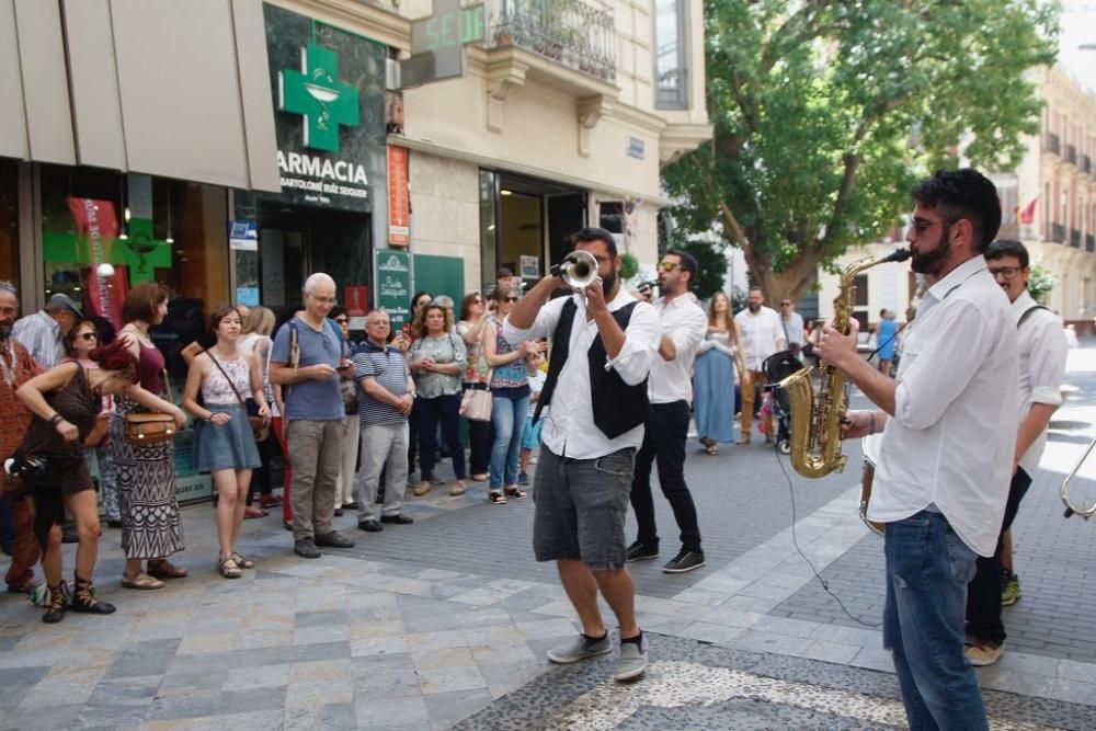 Música balcánica en el centro de Murcia