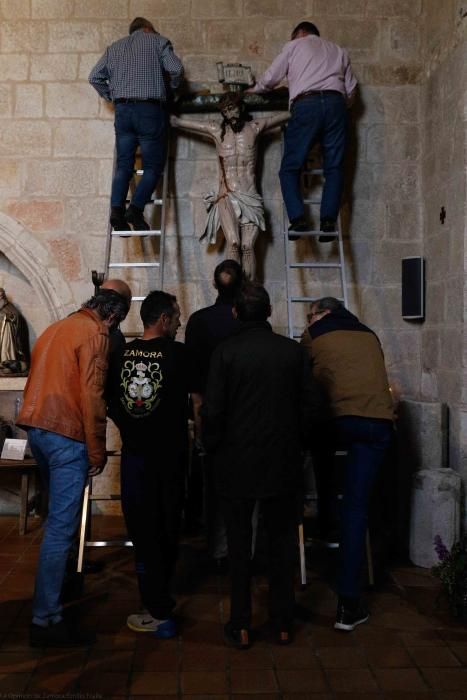 Preparativos del Cristo del Amparo para las Capas