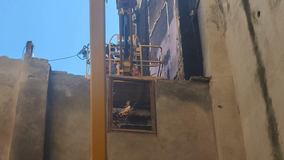 Enderroc de la casa de Santa Llúcia 27 de Manresa afectada per un incendi fa 15 dies