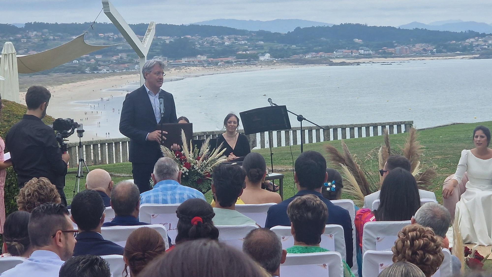 La boda de Serafín y Zaira en la finca La Atlántida, en el Concello de O Grove.