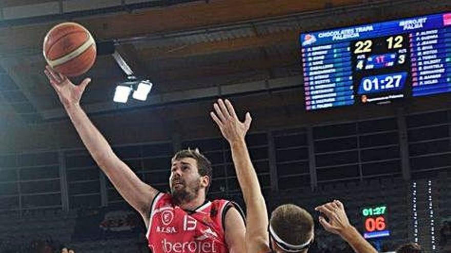 El llucmajorer Joan Tomàs penetra a canasta en el partido de anoche en Palencia.