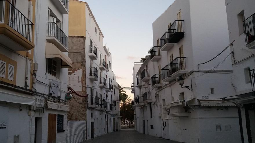 El carrer de Salustiano Olózaga, ara carrer de Barcelona, domicili social del Casino Eivissa és el número 1, primer pi, d'aquest carrer