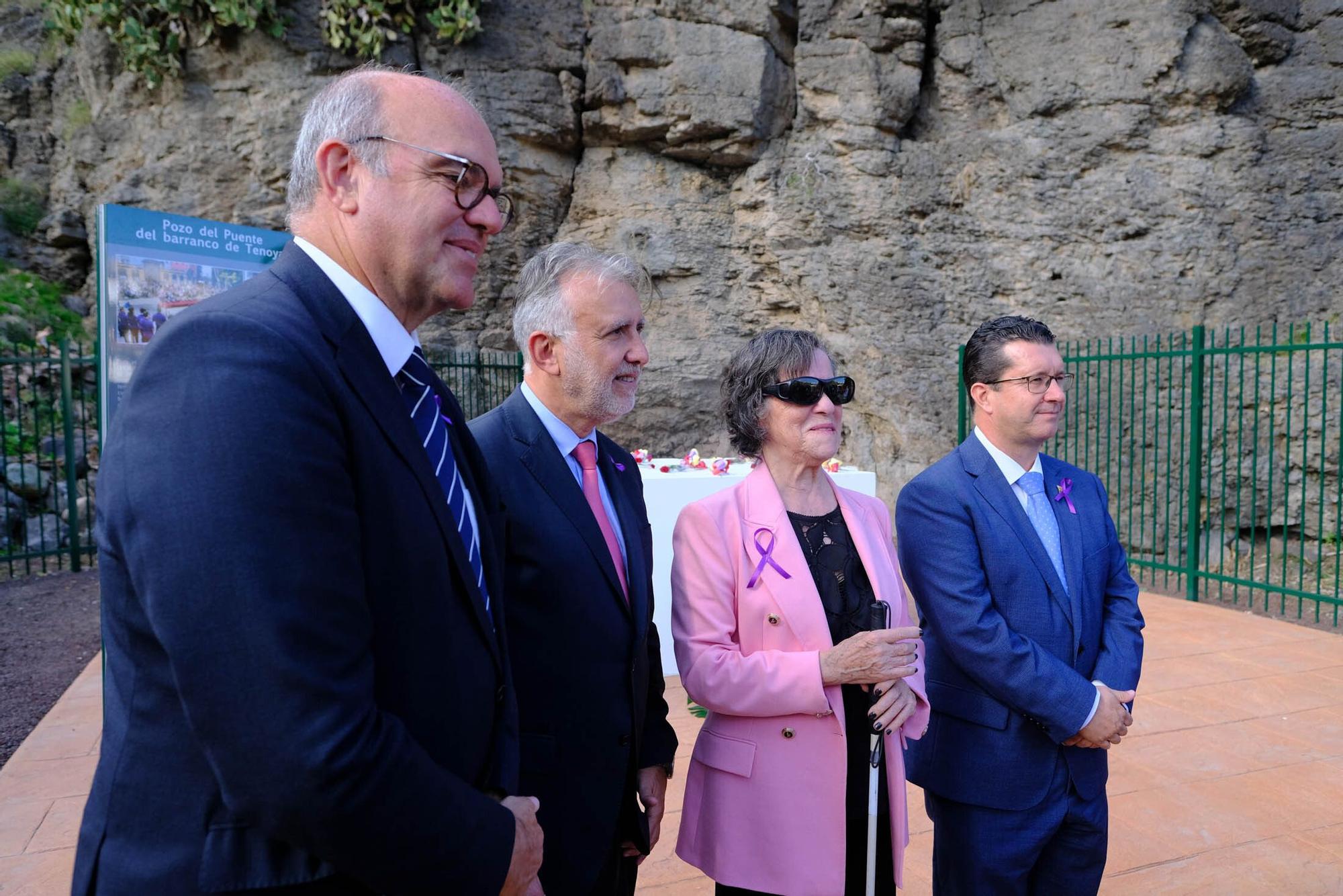 Visita de Ángel Víctor Torres al pozo del olvido en el Barranco de Tenoya