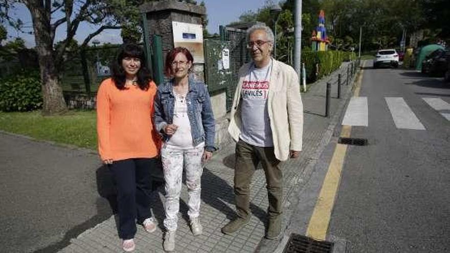 Por la izquierda, Azucena López, Covadonga Barroso (candidata de Ganemos) y Agustín Sánchez, ayer, en Llaranes.