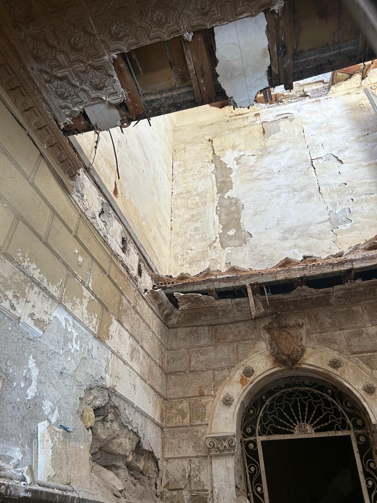 Parte del edificio se encuentra al descubierto sin techo