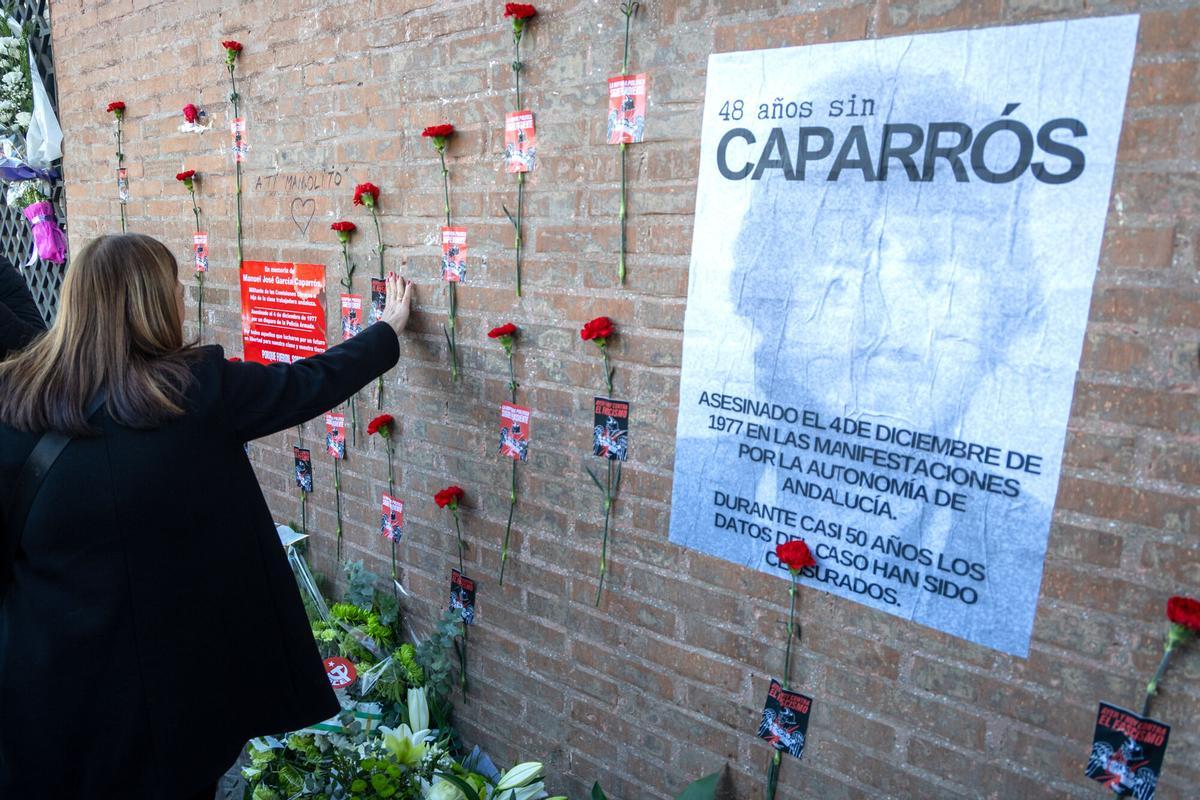 Loli, una de las tres hermanas de Manuel José García Caparrós, coloca flores en la esquina donde murió, en una imagen de diciembre de 2025