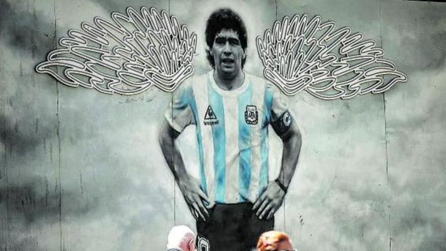 Un mural de Maradona, en el 
centro de Buenos Aires.  | // EFE