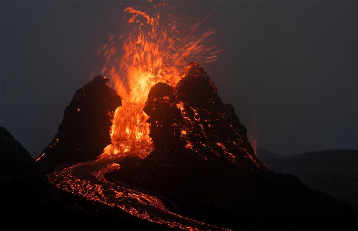 Lava en el volván de la península de Reykjanes 