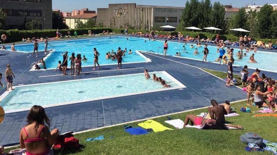 La piscina descoberta de Figueres en una imatge d&#039;arxiu