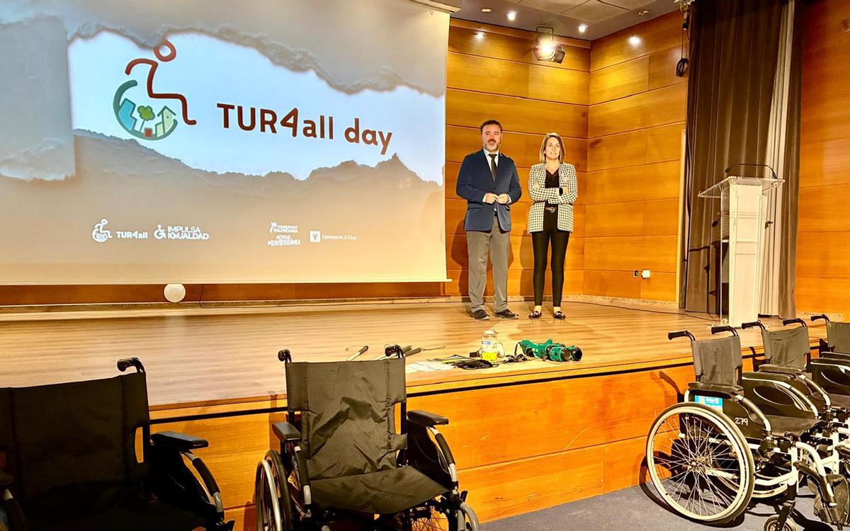 Presentacion del nuevo spot de Altea dirigido a las personas con discapacidad. En la imagen, la concejala de Turismo, Xrlo Gonzalez (derecha) y el director general de Turisme Comunitat Valenciana, Israel Martínez