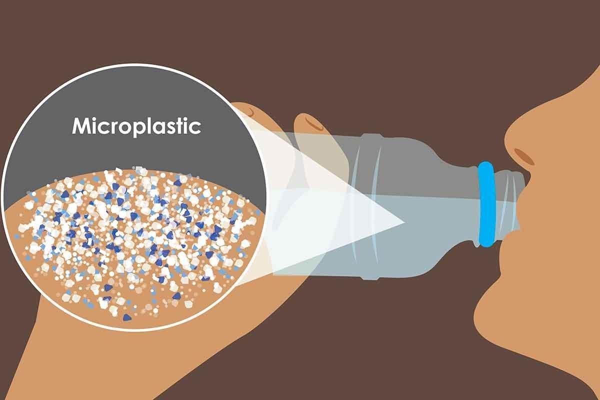 Botellas de agua y otros envases plásticos desprenden partículas