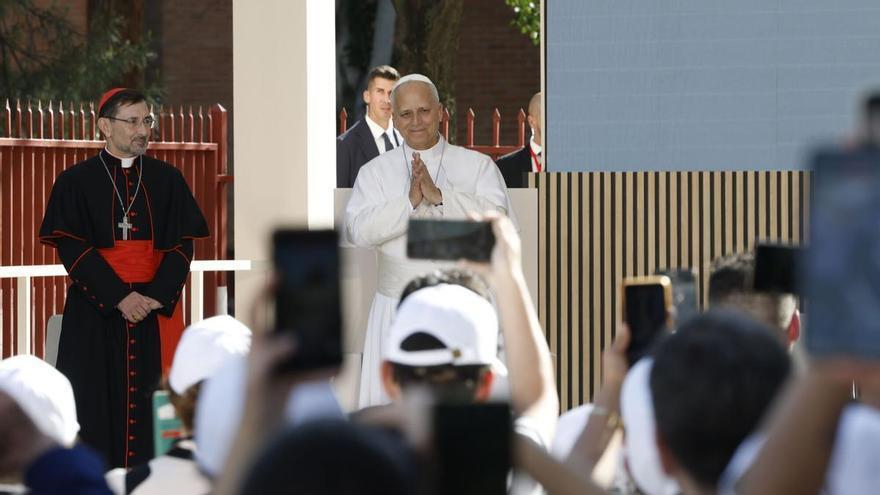 Vecinos del barrio de Lucero desafían el calor durante horas para recibir al Papa León XIV en Cedia: 
