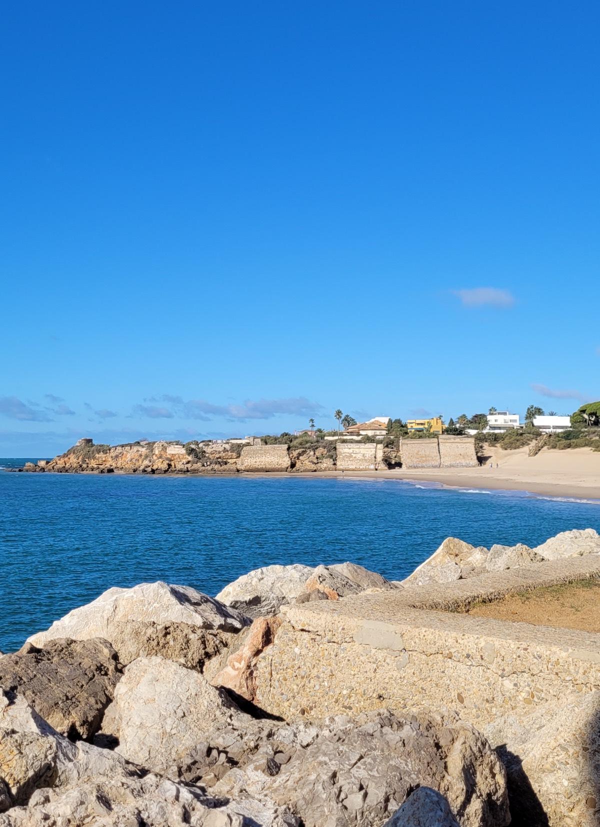 Las vistas desde Puerto Sherry hacia el antiguo Castillo de Santa Catalina, en El Puerto de Santa María (Cádiz)