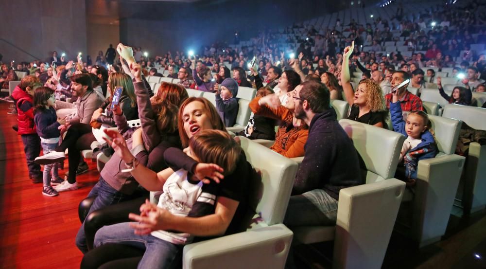 Cientos de niños y sus padres disfrutaron hoy con los cuatro miembros de la U2Band y su completo repertorio de temas del mítico grupo irlandés.