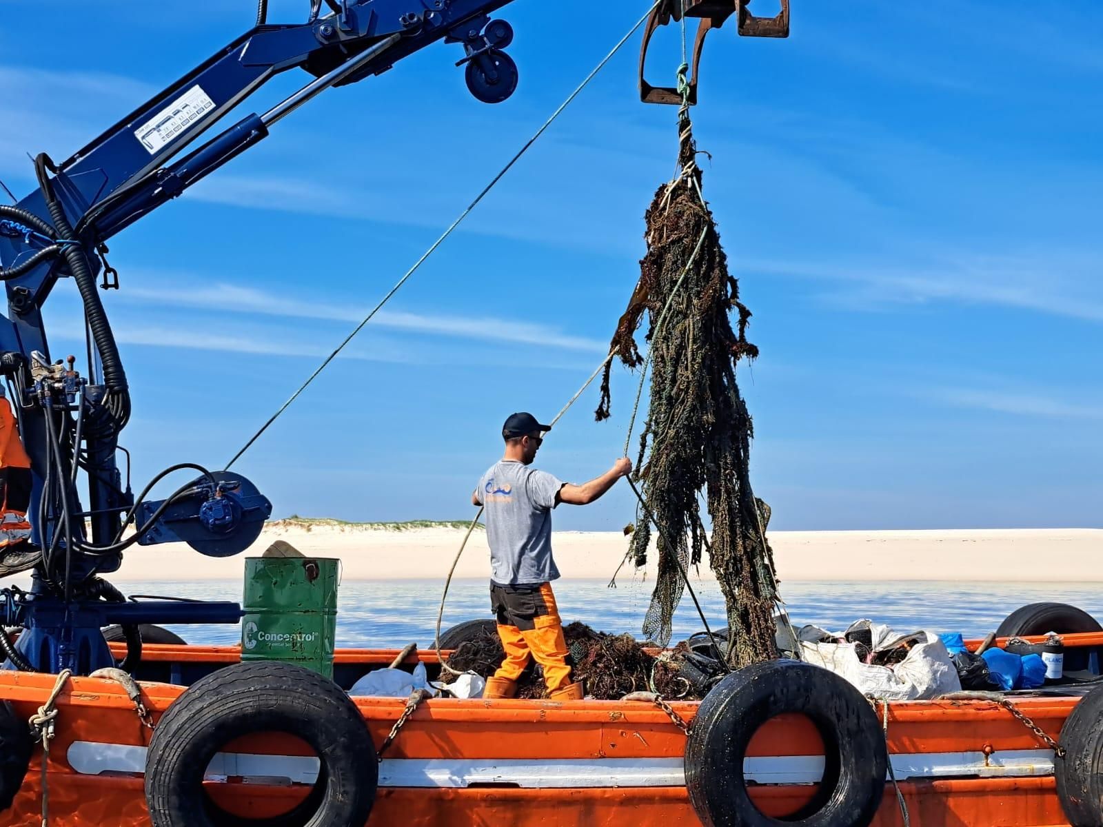 Los trabajos de eliminación de basura marina llevados a cabo por el programa Plancton en Guidoiros Areoso.