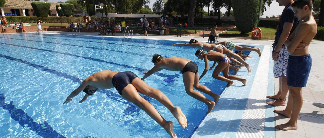 Niños en la piscina durante los campamentos de Cerro Muriano de una de las ediciones pasadas.