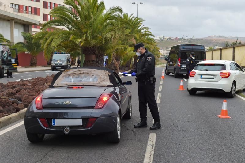 24-03-2020 LAS PALMAS DE GRAN CANARIA. La Policía Local realiza controles por la cuarentena del Covid-19. Fotógrafo: ANDRES CRUZ  | 24/03/2020 | Fotógrafo: Andrés Cruz