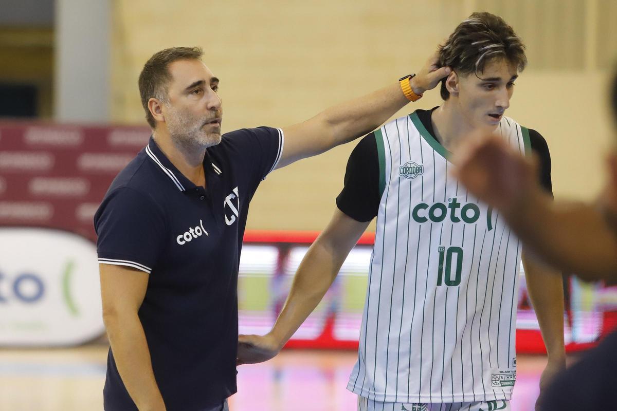 Gonzalo Rodríguez, técnico del Coto Córdoba, anima a Gonzalo Orozco en un encuentro.