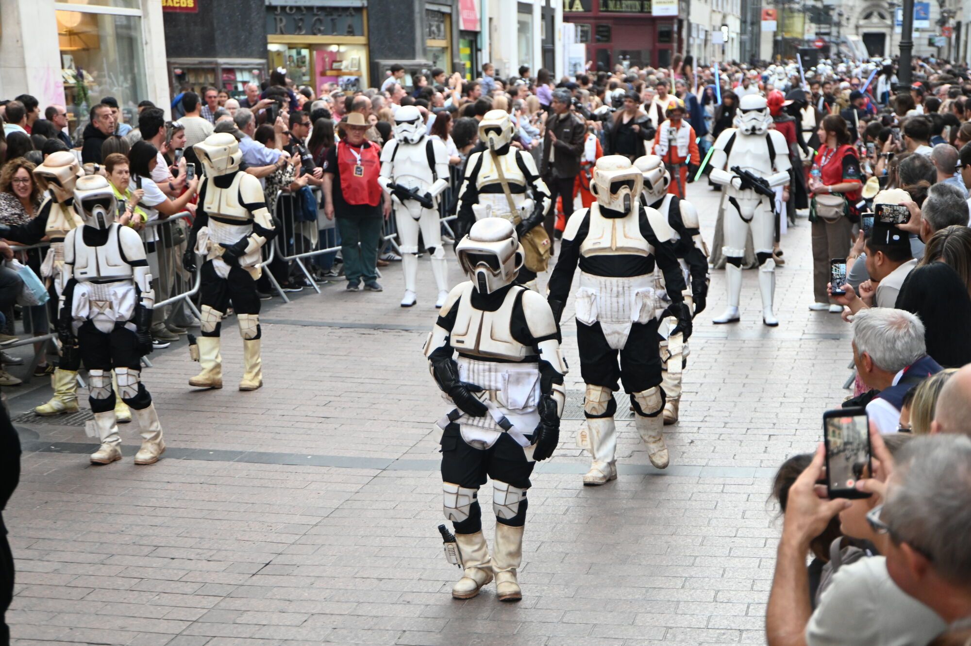 En imágenes | El desfile de Star Wars acerca la fuerza al público de Zaragoza