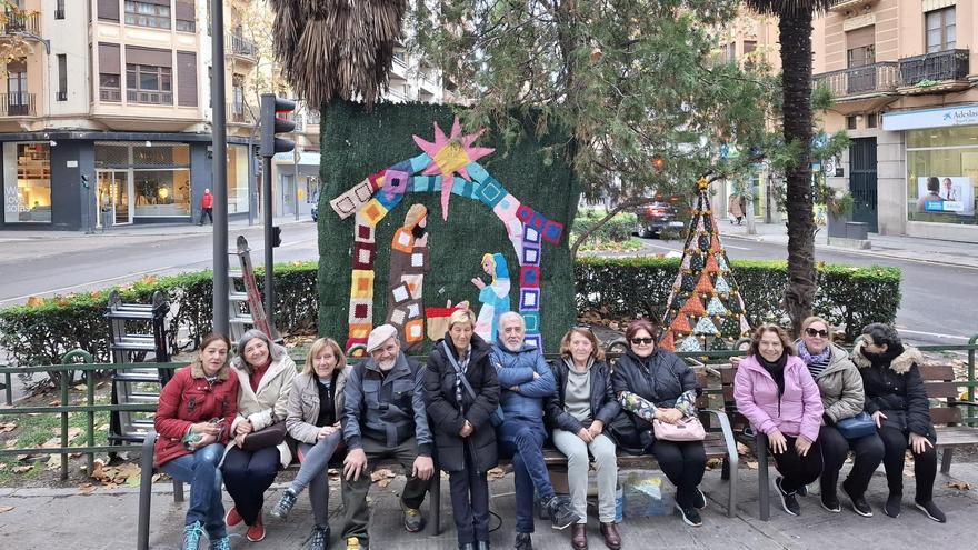 Vecinos de Tres Cruces, tras instalar el Nacimiento con ayuda de vecinos de San Frontis.