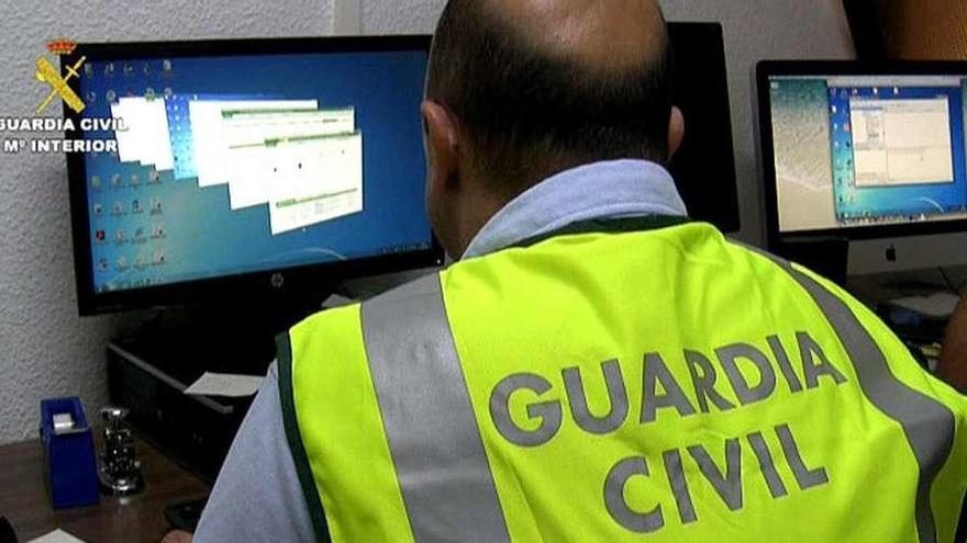 Un agente de la Guardia Civil ,en una investigación contra el &quot;grooming&quot; a través de la red. // Guardia Civil