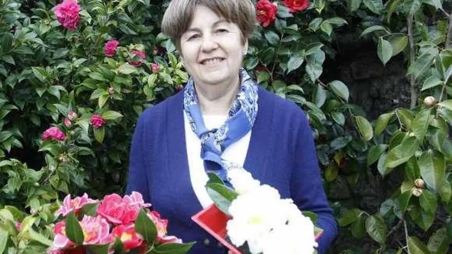 La expositora muestra dos de sus centros en su jardín de Domaio. // Carmen Giménez