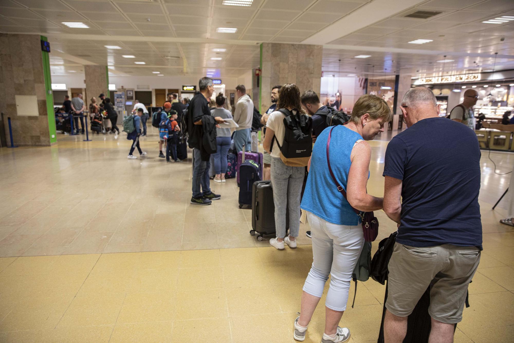 Normalitat en el primer dia de vaga de Ryanair a Girona