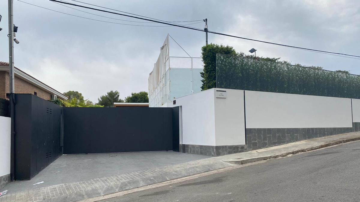 Exterior de la vivienda en la que residía la familia del futbolista Leo Messi en Castelldefels, ahora vacía.