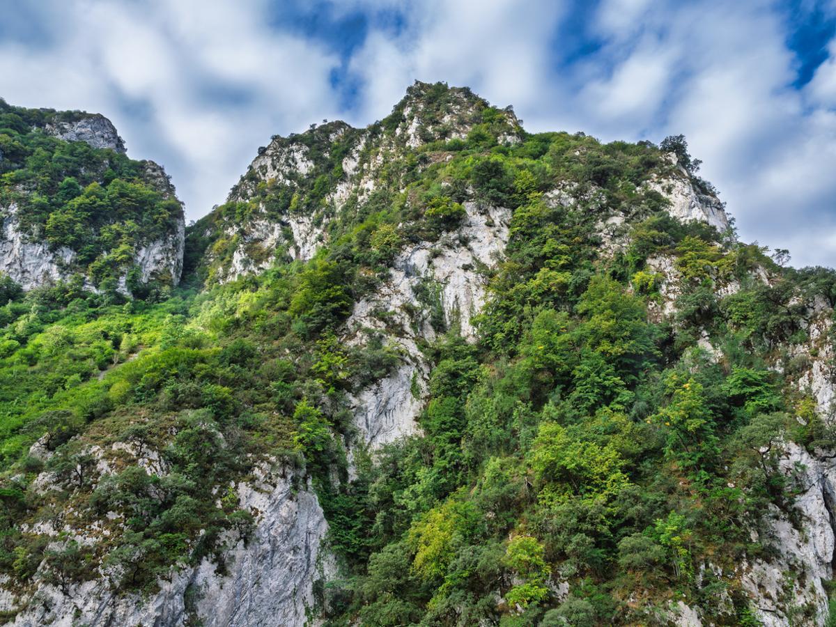 Montañas en la ruta de la Garganta de Xanas en Asturias
