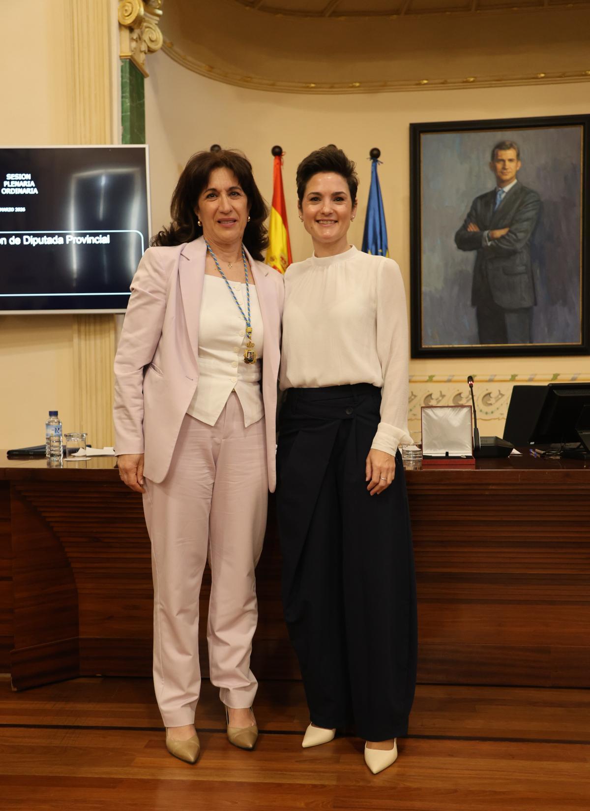La nueva diputada, María José Benavides junto a la presidenta de la institución provincial, Raquel del Puerto.