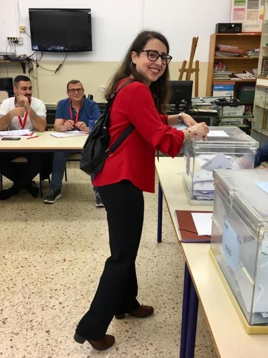 Carmen Blanco (PSPV) vota en Tavernes Blanques.