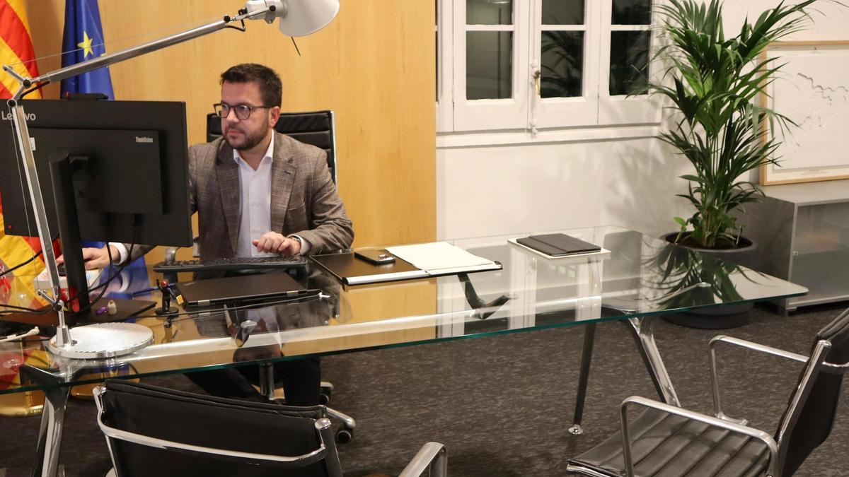 El expresident de la Generalitat Pere Aragonès en su nueva oficina.