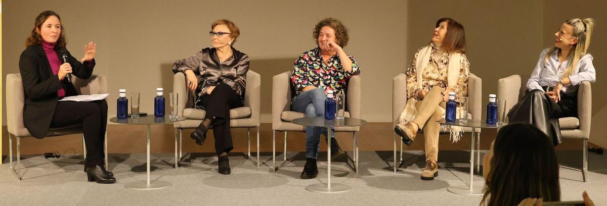 De izda., a dcha., Amaia Mauleón, Mary Quintero, Marta Álvarez Quintero, María Moreira y Patricia Hermida, durante la mesa redonda.  // Alba Villar