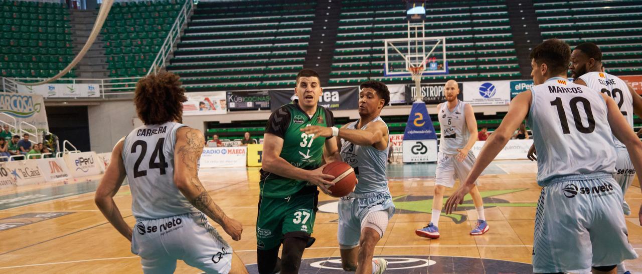 Carlos Toledo penetra a canasta durante el partido ante el Lleida.