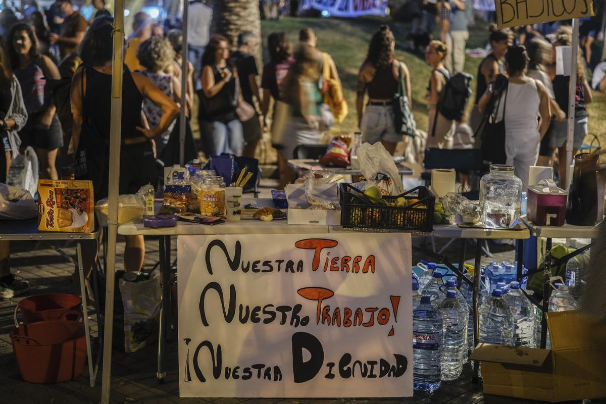 Conciertos en el segundo día de la acampada por la vivienda en la Plaza de La Feria, en Las Palmas de Gran Canaria