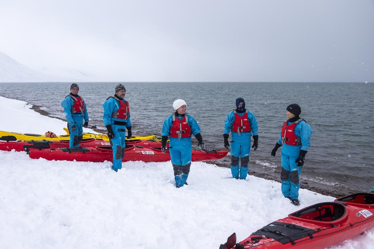 Las excursiones en zodiac acercan al viajero a glaciares.
