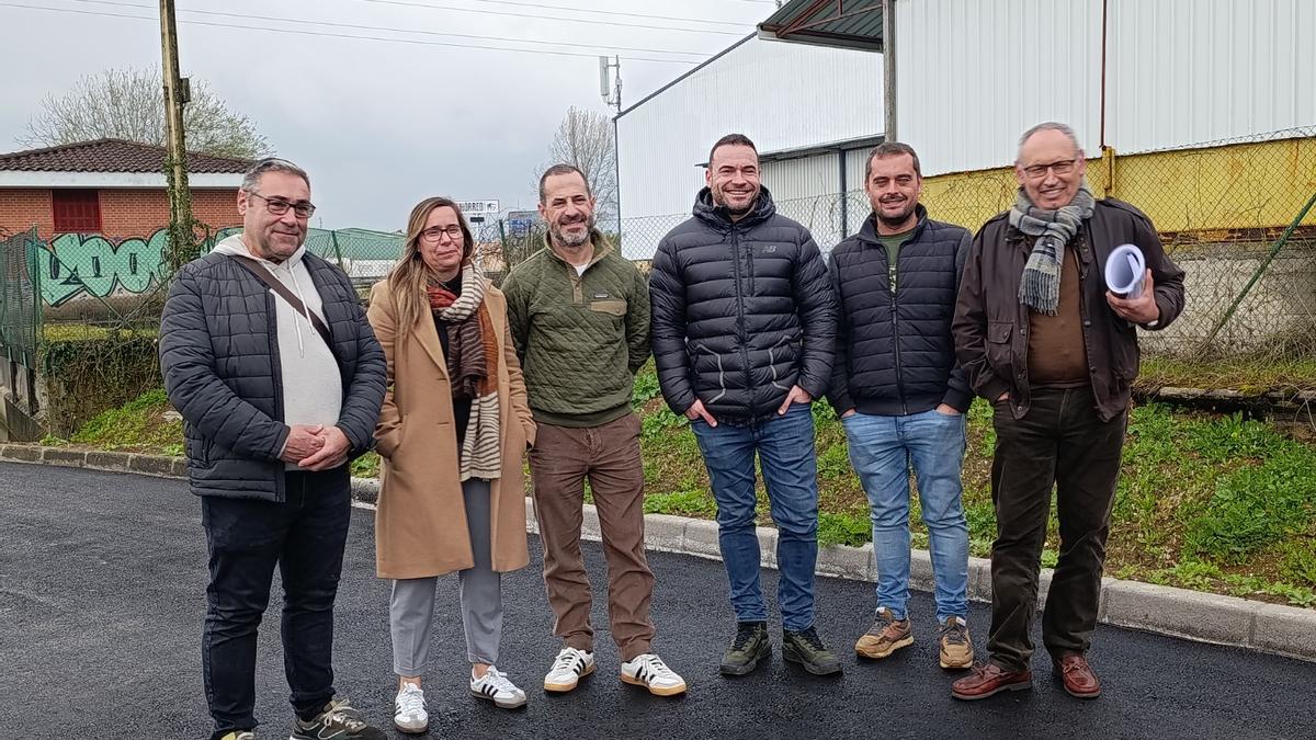 Por la izquierda, el edil Pergentino Martínez, la ingeniera municipal Leire Gabilondo, el alcalde, ÁngelGarcía; Daniel García y Rubén Montes, de la empresa adjudicataria, y el ingeniero municipal, Juan Carlos Álvarez, ayer, en Meres.