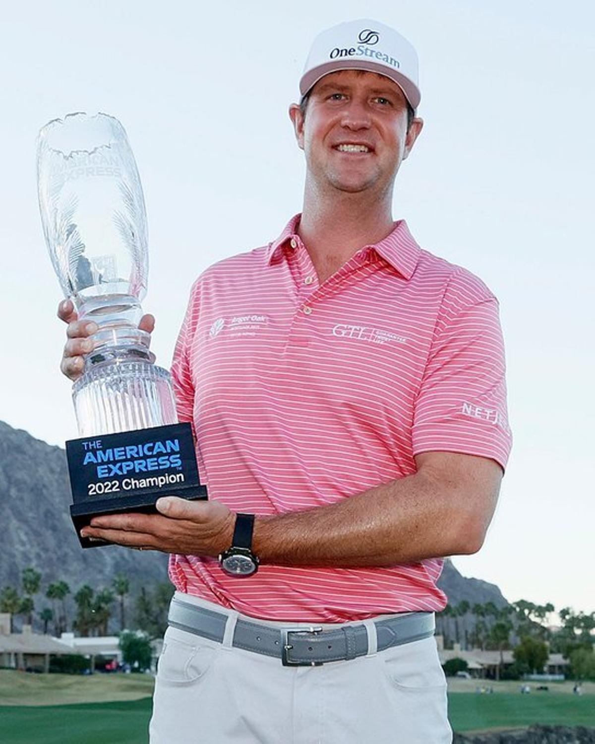 Hudson Swafford sostiene el trofeo de ganador