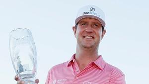 Hudson Swafford sostiene el trofeo de ganador