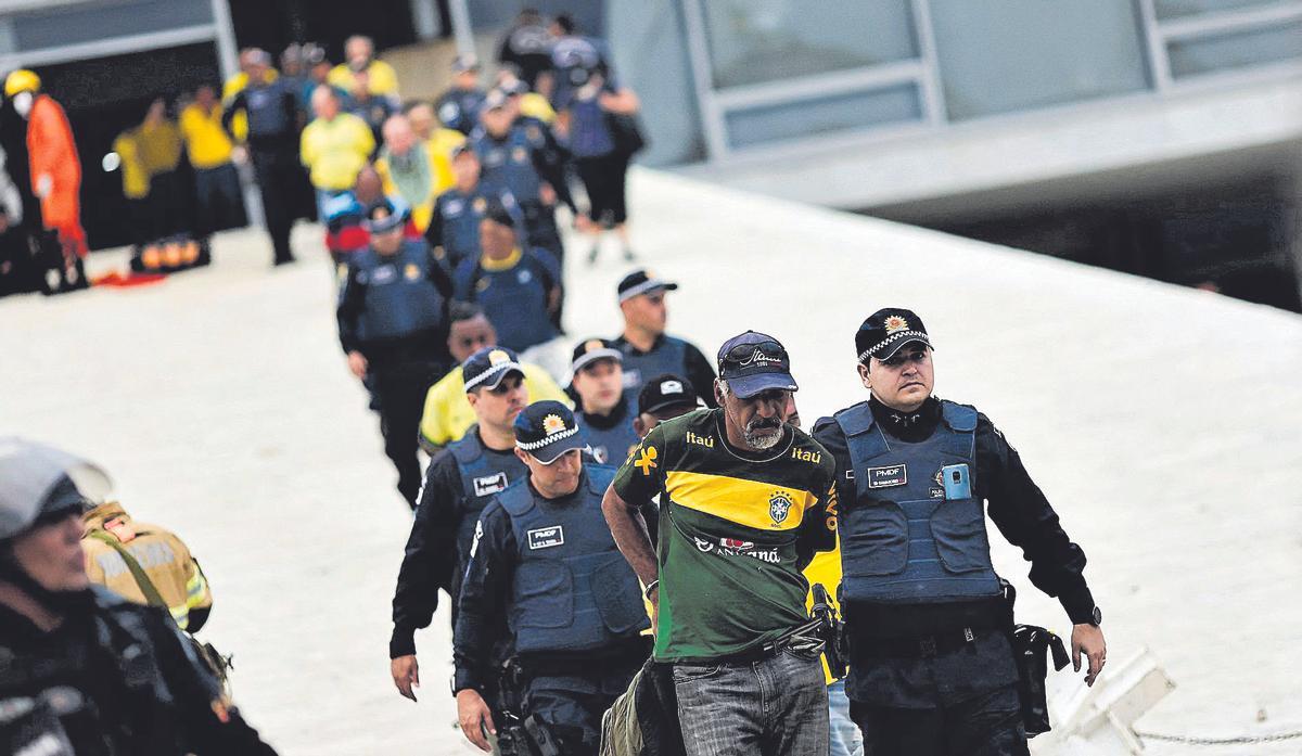 Partidarios de Bolsonaro son arrestados tras el asalto al Palacio de Planalto, en Brasilia, el pasado 8 de enero de 2023.