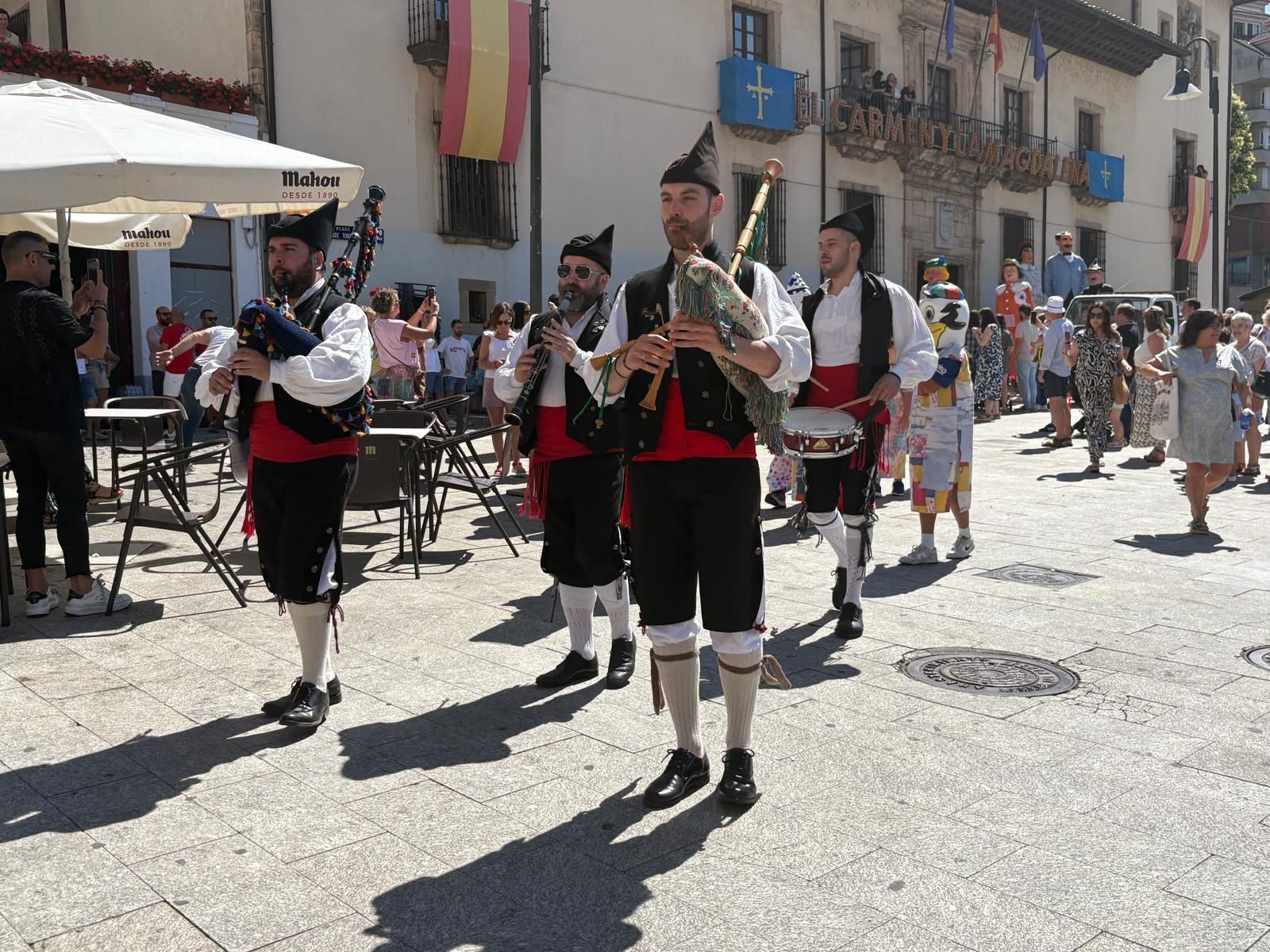 Los gigantes y cabezudos llenan de color y música Cangas del Narcea