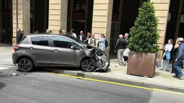 Dos heridos y tres coches implicados en un fuerte accidente múltiple en el centro de Gijón