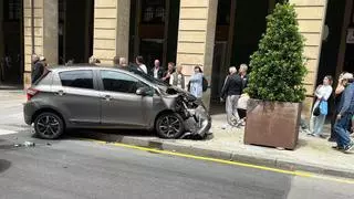 Un peatón herido y tres coches implicados en un fuerte accidente múltiple en el centro de Gijón
