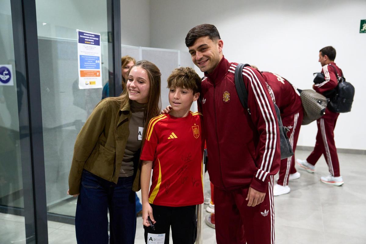 Pedri junto a dos aficionados.
